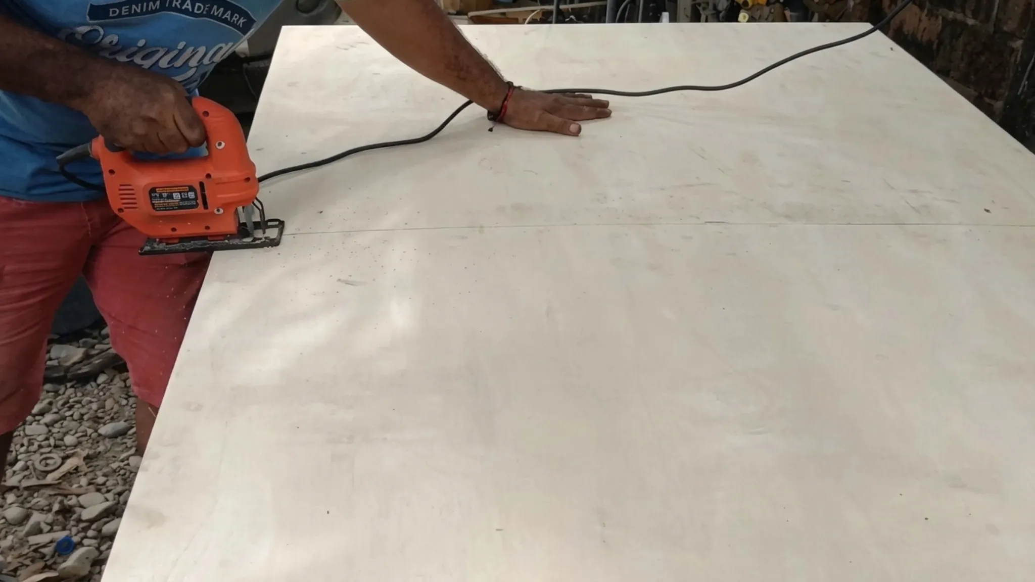 Corta la pieza con cuidado