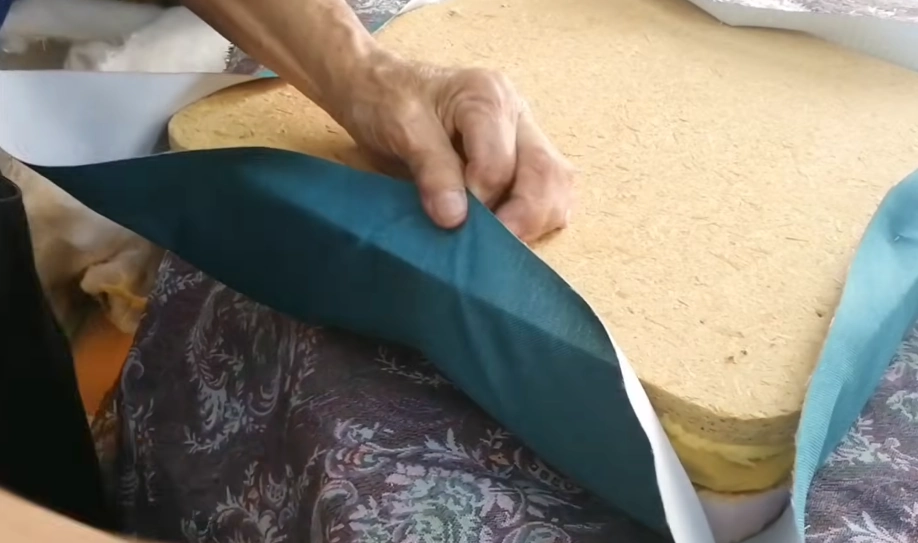 Estira la tela de manera uniforme