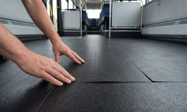 Instalación del Piso Coronet en transporte público