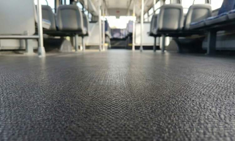 Piso Coronet para autobuses la solución resistente para el transporte público
