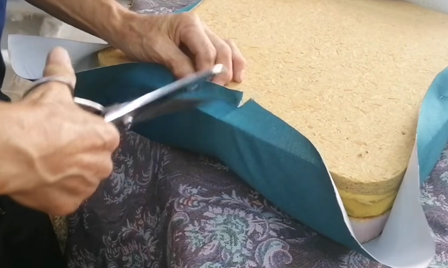 Realiza pequeños cortes en el sobrante cuando sea necesario