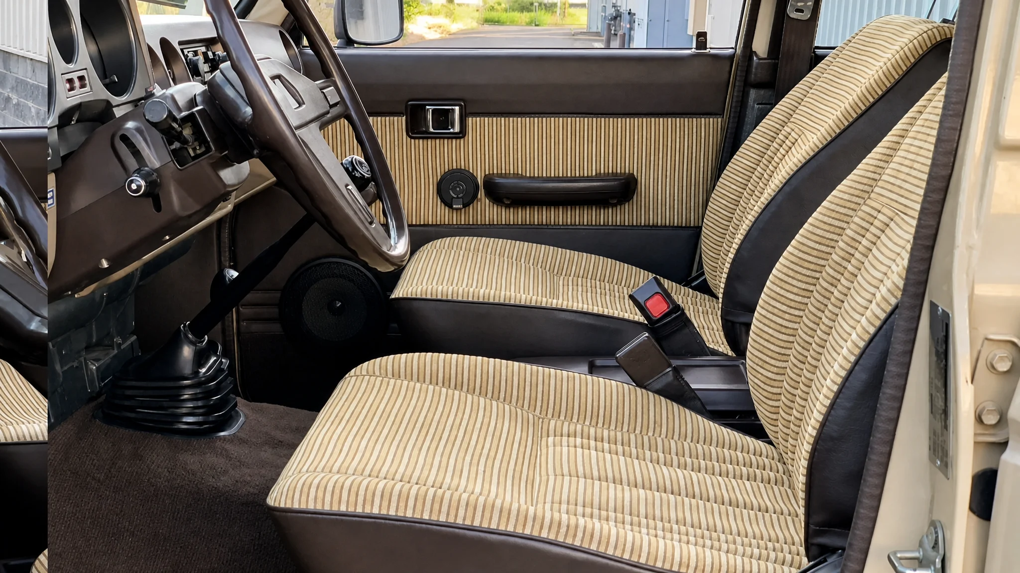 Toyota Land Cruiser FJ 60 62 una restauración interior que vale la pena